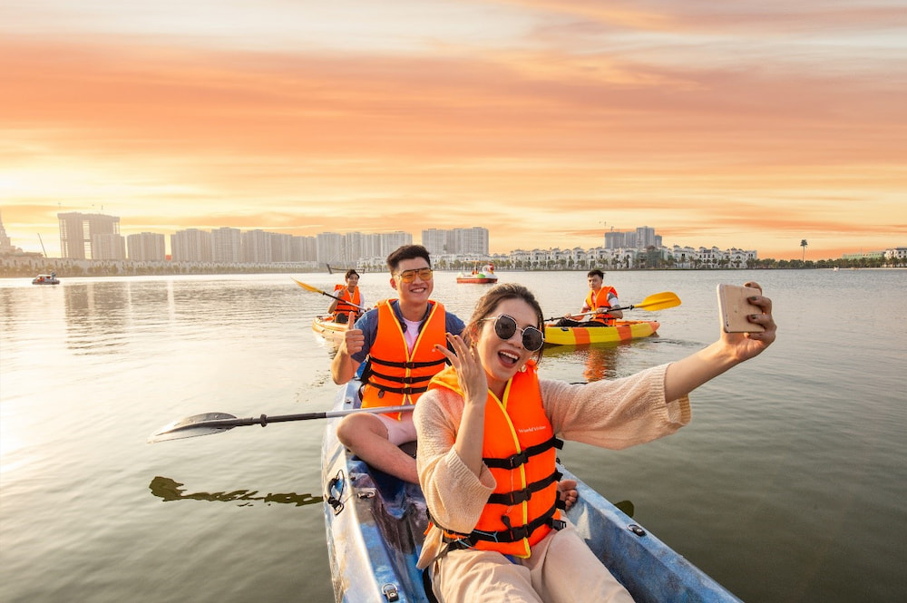 Chèo thuyền kayak là tiện ích đang được rất nhiều cư dân trẻ Vinhomes Ocean Park yêu thích